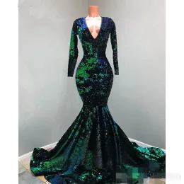 2024 Vintage Green Prom Dresses Long Sleeves Sequins Lace Applique Sexy Deep V Neck Plus Size Eveing Gown Formal Occasion Wear Custom Made