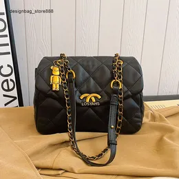 Snygga handväskor från toppdesigners enkla och eleganta kvinnors väska svart nisch avancerad känsla hungrig kapacitet rutnät axel pu crossbody