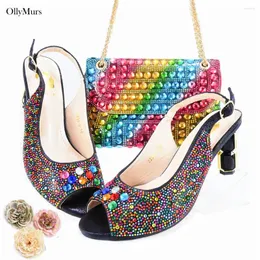 Kleidschuhe kommen italienische Frauen Regenbogen Farbe Plattform Ad Bag Set Nigerianischen Stil Mode Pumpe mit Geldbörse für Party