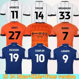 23 24 Ipswich Town Futbol Formaları Burns Hirst 27 Burns 7 Broadhead 33 Luongo 25 Ball 12 Chaplin 10 2024 Evde 3. Erkekler Set Futbol Gömlekleri Şortları Maillots Çocuklar