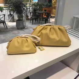 Jodie Bag Pouch Original Bottegs Venetas Andiamo 2024 Summer New Cloud Clip Cowhide Womens 단색 트렌디 한 어깨 크로스 바디 만두 휴대용 xnct