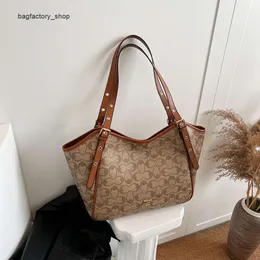 Limited Factory Clearance är het säljare av nya designerhandväskor hög kvalitet och stor kapacitetsväska för kvinnor fashionabla tryckta axlar stilfull pendling tote