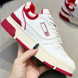 2024 Herrkvinnor Platform Låg Casual Little White Shoes Liglio Vintage Styles Cow Leather Tyg Mesh Inner Gummi Stora botten Kvinnränare Sneakers Storlek 35-45