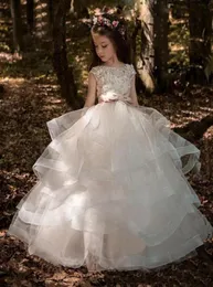 2018 Tiered Flower Girl Dresses Ball Gown Bateau Cap Sleeve Golvlängd Girls Pageant Dresses With Applique Pärlor för Wedding Par7162724