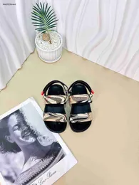 Neue Baby-Sandalen für den Sommer, Kinderschuhe, Selbstkostenpreis, Größe 21–35, inklusive Box, kontrastierendes Karomuster für Kleinkinder, erste Lauflernschuhe, 24. März