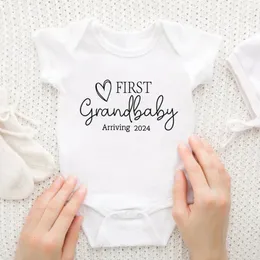 Det första barnbarnet kommer att skriva ut ett meddelande 2024 för en nyfödd baby tät passande kostym. Intressant pojke och flicka kortärmad jumpsuit att ge till nya föräldrar 240315