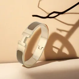 Designer Female Jewelry Designer Classic Screw Armband Titanium Armband Goldplated bleknar aldrig allergisk för att gifta sig för att ge sin fru en Valentines Day -gåva.