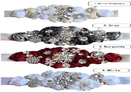 2022 Neuer Hochzeits-Schärpengürtel aus Seidensatin, handgefertigte Blumen mit glitzernden Kristallperlen und Pailletten, günstige Burgunder- und Champagner-Brautschärpe B9632105