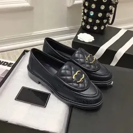 Tasarımcı Lüks Kanal Ayakkabı% 100 Cowhide Yüksek Kaliteli Lefu Ayakkabı Deri Deri Kadın Zinciri Mokassin Deri Elbise Ayakkabı Lüks Katır Metal Toka Düz Ayakkabı