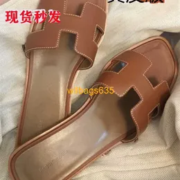 Oran Sandalen Sommer-Lederpantoffeln Sommer Neue klassische Hausschuhe für Reisekleidung Strand- und Strandoberbekleidung Leder mit flachem Boden One Line San haben das Logo HB34G1