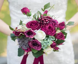 2017 Romantische Brautsträuße Burgunder-Rosen-Beeren-handgemachter künstlicher Blumenstrauß Hochzeit Brautjungfer Ramo Novia Bouquet1474555