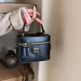크로스 바디 백 miuimiui 여자 가방 가방 틈새 디자인 패션 다목적 핸드백 싱글 어깨 크로스 바디 작은 정사각형 박스 백