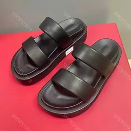 Chinelos de novidade Sapatos femininos slides Sandálias casuais de couro macio confortável Matsuke Sandálias de plataforma de sola grossa Mocassins Scuffs Chinelo de praia sapato de fábrica