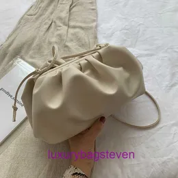 Bottgss Vents Designer Pouch Shoulder Bags Online Shop 2024 Ny mjuk läder axelväska kvinnor stor koreansk version stor kapacitetsstudent med riktig logotyp