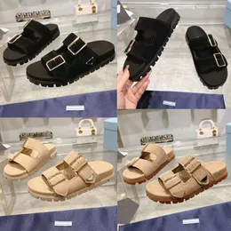 Suede Slide Sandals Ecru 1xx692 Casual Style Design Låg Suede Sandal Triangle Logo i emaljerade metallgummisoler Kiltrampor Sandaler 24SS Nya designer Slides 35 42