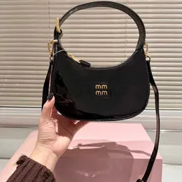 Lüks hobo ac toon omuz çantaları en kaliteli tasarımcı çanta kadınları deri kabartmalı kahverengi mektup crossbody moda alışveriş haftası haftası en üst tutamak debriyaj çantaları