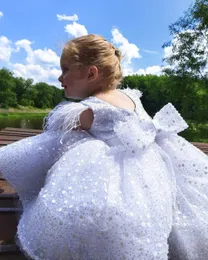 Abito da ragazza di fiore bianco con piume da principessa Matrimonio con fiocco scintillante con paillettes Primo abito da festa di compleanno lucido per bambini 240313