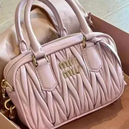 Borsa di design vendita di liquidazione Nuova borsa Boston Popolare su Internet Cuscino alla moda e trendy con spalla pieghettata a mano da donna