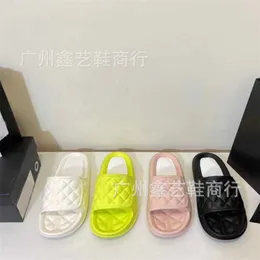 25% de desconto em sapatos esportivos 2024 Lingge Xiaoxiangjia para feminino de verão Novo round round One Piece Peda
