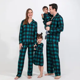 Conjuntos de pijamas de Natal fofos e aconchegantes para a família xadrez verde, roupas de férias para pais e crianças 240315