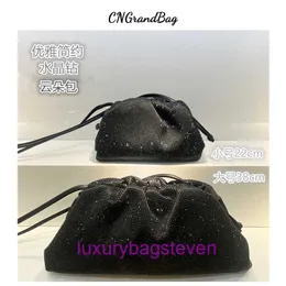 Bottgss Ventss Pouch Designer الحقائب المعروضة للبيع النسخة الكورية من الإنترنت الجديد Cristal Crystal Diamond Cloud Bag Planting Ple مع شعار حقيقي