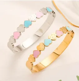 Moda marka tasarımcısı mektuplar bilezikler sevimli aşk kalp altın kaplama staiess çelik şanslı manşet kadınlar kızlar düğün parti bilezik mücevher hediyesi