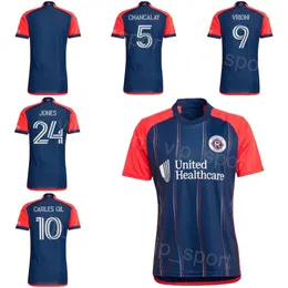 Revolution 2024-25 Fußball 5 Tomas Chancalay Trikot Mans 1 Henrich Ravas 10 Carles Gil 17 Bobby Wood 47 Esmir Bajraktarevic 9 Giacomo Vrioni Fußballtrikot-Kits