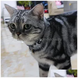 Hundhalsar Leashes Designer Cat Collar med Bell Classic Letter Mönster Luxury Kitty Justerbar Safe Kitten Pendant Perfekt för tjej DH7IM