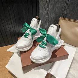 Klänningskor Nya oerhört populära chunky sneakers kvinnor snörning bekväma casual skor kvinnor mode vulkaniserade skor zapatillas mujer q240316