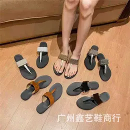 Spor ayakkabıları% 23 indirim 2024 g Aile Karakter Kadınlar Yaz aylarında Düz Alt ve Yuvarlak Kafa Metal Ton Terlikleri Dış Aşınma için Yeni Stil T şeklinde Klip