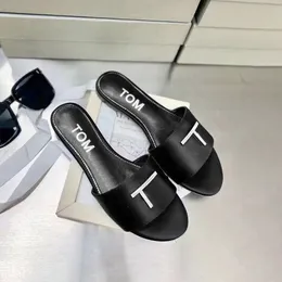 Tom av högsta kvalitet för Ford äkta läderstopp Sandal Slide New Style Sliders Luxury Designer Mule Summer Beach Womens Flat Loafer Pool Sandale Lady Outdoor Indoor Indoor