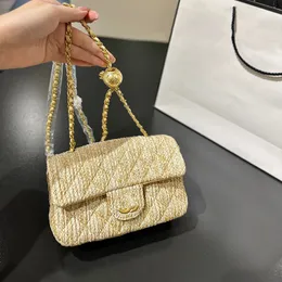 Bola de ouro clássica de designer feminino e uma corrente de palha ajustável de palha de palha de couro acolchoado em cadeia dourada de dois tons listras de verão bolsa de corpo 19x12cm