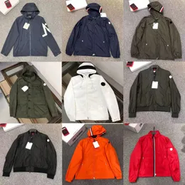 Tasarımcı Erkek Kapşonlu Ceketler - NFC özellikli bombacı ön cam kaplaması, işlemeli rozeti, bahar ve sonbahar için şık sokak kıyafeti dış giyim