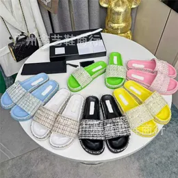 25% rabatt Sportskor 2024 High End Xiaoxiang Family Checkered Tyg för kvinnor Summer Ny Outwear Cool Round Head Flat Bottom One Line Slippers