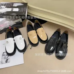 23 % RABATT auf Sportschuhe 2024 Xiaoxiangfeng Lefu Frühling Neue Metallperlenschnalle Dicke Sohle Vielseitige einzelne faule kleine Lederschuhe für Frauen