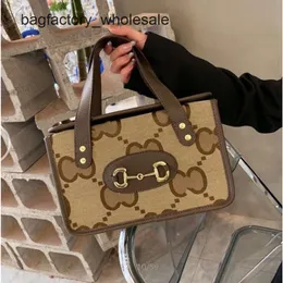 Şık Tasarımcı Kadın Açık Omuz Çantası Yeni Moda Bir Omuz Crossbody Handheld Womens Premium Yatay Telefon Çantası Paket Çantası