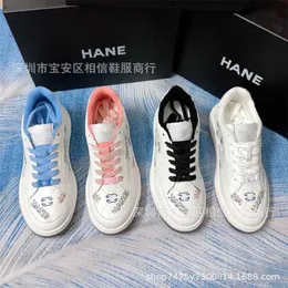 25% OFF Esportes 2024 versão alta Xiaoxiangfeng graffiti bordado carta esportes casual pequeno branco novo versátil panda board sapatos para mulheres