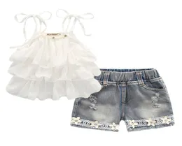 Sommer koreanische Kinderkleidung Mädchen Anzug Chiffon Kuchen Schlinge Hosen 2 Stück Perle Blume Neckholder Top Denim Shorts Kinder S2184075