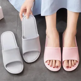 Slippers A0356 Mens de verão para uso doméstico para casais de sola macia que não deslizam as mulheres banhando o banheiro