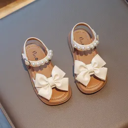 Barnskor Bow Pearls Open-Toe Summer Flats Kids Casual Girls Sandaler Non-Slip PU Simple Japanese Style For Dresses 240312