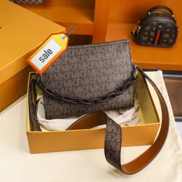 Handla online -utgång Hong Kong Womens Bag 2024 NY LÄDER Fashion Chain Small Square Wide Shoulder Belt Portable Single Arm Pit