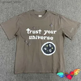 メンズTシャツブラウンプラネットマーケットトラストあなたの宇宙Tシャツメンズパフプリントティーネックレスラベルトップ短袖Q240316