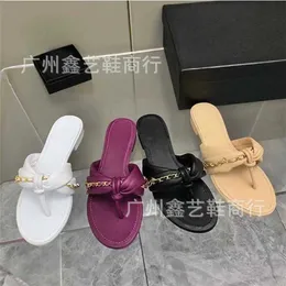 25 ٪ من الأحذية الرياضية 2024 عائلة Xiaoxiang القاع قرصة أخمص القدمين فتاة الصيف الجديد ارتداء خارجي جولة رأس متعرج كعب مسطح كعب بارد