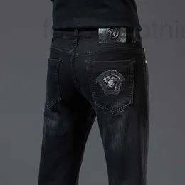 男性のジーンズデザイナーブランド春と秋の小さなストレートレッグカジュアルな中年の高齢者冬の厚いアメリカの汎用弾性カウパンツ衣類t7cw