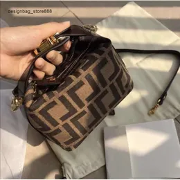 Vende borse da donna firmate oltre confine Nuova borsa da pranzo Ff Vintag Leggera Lusso Versatile Medio antico Fiore antico Borsa a tracolla a tracolla da donna