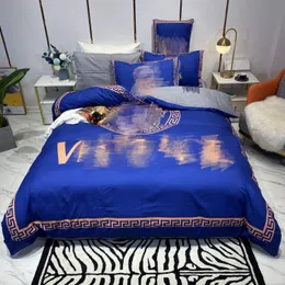 ロイヤルブルーキングサイズのデザイナー寝具セット文字印刷されたクイーンサイズ布団カバーキルトベッドルームデザイナーベッドシートピローケースシルクサテン掛け布団セットカバー