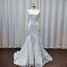 Abito da sposa a sirena bianco Scollo trasparente con applicazioni maniche lunghe lunghe Bottoni ricoperti Sweep posteriore Abiti da sposa Trian