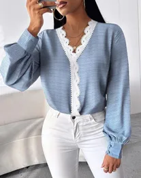 Kvinnors blusar Style Blus V-ringkontrastpanelpanelen spetsknapp Topp 2024 Våren senaste mode Casual Long Sleeved Mervatile T-shirt