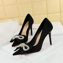 Scarpe eleganti Tacchi alti da donna Strass Perla Fiocco Design italiano Scarpe a punta Décolleté da donna Stiletto Party Vera pelle