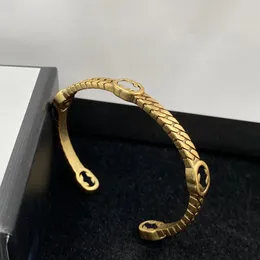 Armband-Designer. Klassischer Armreif-Designer aus Bronze für Freunde